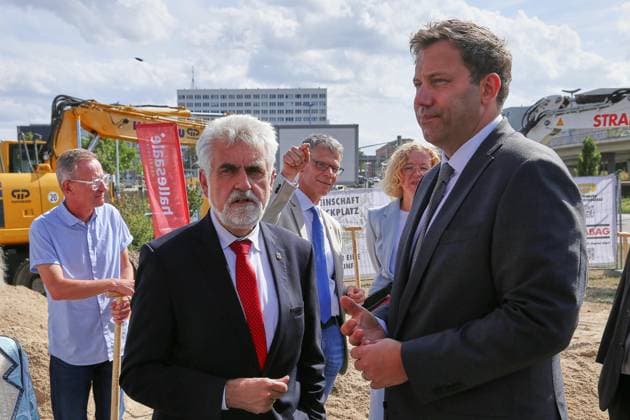 Halle (Saale), Sachsen-Anhalt, Deutschland, 20.08.2026: Riebeckplatz: Spatenstich Umbau Riebeckplatz : Armin Willingmann (SPD) und Bundesminister der Finanzen Lars Klingbeil (SPD) *** Halle Saale, Saxony-Anhalt, Germany, August 20, 2026: Groundbreaking Ceremony for the Riebeckplatz Renovation Project—Armin Willingmann (SPD) and Federal Minister of Finance Lars Klingbeil (SPD) Copyright: xdtsxNachrichtenagenturx dts_130701
