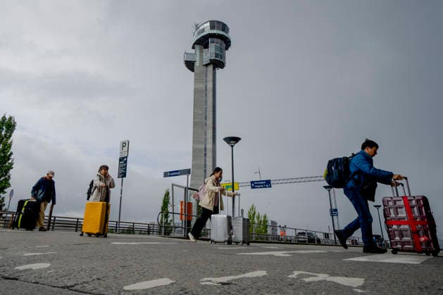 Flygelederforeningen gar ut i streik Gardermoen 20260821. Passasjerer gar forbi flytarnet pa Oslo lufthavn. Meklingen i oppgjoret for flygelederne pa norske flyplasser endte i brudd. Na blir det streik blant flygeledere pa Gardermoen og pa Flesland. Foto: Stian Lysberg Solum NTB Gardermoen Norge N97i2UEKbRA EDITORIAL USE ONLY Ref:_BNCN97i2UEKbRA.jpg *** Air Traffic Controllers Association Goes on Strike at Gardermoen, August 21, 2026. Passengers walk past the control tower at Oslo Airport. Mediation in the labor dispute involving air traffic controllers at Norwegian airports ended in a breakdown. Now there will be a strike among air traffic controllers at Gardermoen and at Flesland. Photo: Stian Lysberg Solum, NTB, Gardermoen,  Copyright: xStianxLysbergxSolumx xNTBx
