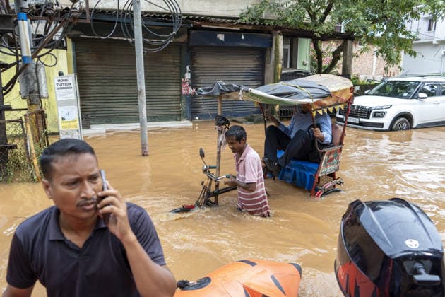 Heavy monsoon rains cause floodings in Assam GUWAHATI, ASSAM, INDIA - AUGUST 21: Residents commute in a cycle rickshaw through a flooded street after heavy monsoon rains in Guwahati, India on August 21, 2026. David Talukdar Anadolu Guwahati India. Editorial use only. Please get in touch for any other usage.  Copyright: x2026xAnadoluxDavidxTalukdarx