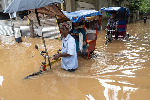 Heavy monsoon rains cause floodings in Assam GUWAHATI, ASSAM, INDIA - AUGUST 21: Residents commute in a cycle rickshaw through a flooded street after heavy monsoon rains in Guwahati, India on August 21, 2026. David Talukdar Anadolu Guwahati India. Editorial use only. Please get in touch for any other usage.  Copyright: x2026xAnadoluxDavidxTalukdarx
