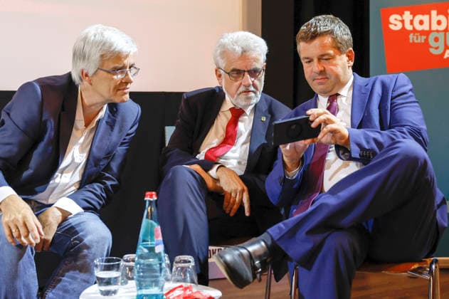 Olaf Meister, Armin Willigmann und Sven Schulze beim Politsnak des DGB Halle-Dessau und des Landesbüros Sachsen-Anhalt im Puschkino. Halle (Saale), 20.08.2026 *** Olaf Meister, Armin Willigmann, and Sven Schulze at the political discussion hosted by the DGB Halle-Dessau and the Saxony-Anhalt Regional Office at the Puschkino in Halle-Saale, August 20, 2026 Foto:xR.xStoffelsx xFuturexImagex politsnack_6808