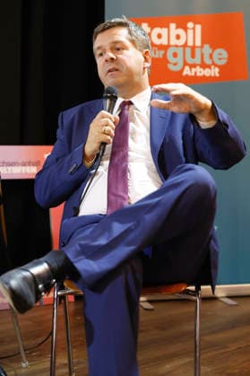Sven Schulze beim Politsnak des DGB Halle-Dessau und des Landesbüros Sachsen-Anhalt im Puschkino. Halle (Saale), 20.08.2026 *** Sven Schulze at the political discussion hosted by the DGB Halle-Dessau and the Saxony-Anhalt Regional Office at the Puschkino in Halle-Saale, August 20, 2026 Foto:xR.xStoffelsx xFuturexImagex politsnack_6825