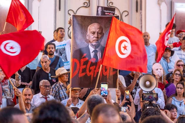 Protesters March Against Tunisian President Kais Saied - Tunis Protesters march through central Tunis, Tunisia on August 20, 2026, against President Kais Saied, demanding his resignation and greater political freedoms while calling for the release of detainees and opponents, as seen with portraits of Saied crossed out with the slogan DEGAGE and Tunisian flags, amid growing social unrest following weeks of extreme heat, water and electricity cuts, and shortages of essential medicines and products. Photo by Nicolas Fauque Images de Tunisie ABACAPRESS.COM Tunis Tunisia  Copyright: xFauquexNicolas ImagesxdexTunisie ABACAx