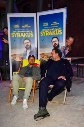 ABB HUEBNER_ Charly Huebner Schauspieler Lars Jessen Regisseur bei der NRW Kino Film Premiere Spaziergang nach Syrakus im Freilicht Kino Stadtwerke Sommerkino Landschaftspark am 20.AUGUST 2026 in Duisburg NRW Deutschland *** ABB HUEBNER, Charly Huebner, actor Lars Jessen, director at the NRW Kino film premiere of *A Walk to Syracuse* at the Stadtwerke Summer Cinema in the Landschaftspark on August 20, 2026, in Duisburg, NRW, Germany