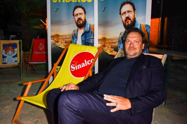 ABB HUEBNER_ Charly Huebner Schauspieler bei der NRW Kino Film Premiere Spaziergang nach Syrakus im Freilicht Kino Stadtwerke Sommerkino Landschaftspark am 20.AUGUST 2026 in Duisburg NRW Deutschland *** ABB HUEBNER Charly Huebner, actor, at the NRW Kino film premiere of *A Walk to Syracuse* at the Stadtwerke Summer Cinema in the Landschaftspark on August 20, 2026, in Duisburg, NRW, Germany