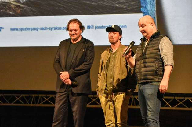 ABB HUEBNER_ Charly Huebner Schauspieler Lars Jessen Regisseur und Michael Beckmann bei der NRW Kino Film Premiere Spaziergang nach Syrakus im Freilicht Kino Stadtwerke Sommerkino Landschaftspark am 20.AUGUST 2026 in Duisburg NRW Deutschland *** ABB HUEBNER, Charly Huebner, actor Lars Jessen, director, and Michael Beckmann at the NRW Kino film premiere of *A Walk to Syracuse* at the Stadtwerke Summer Cinema in the Landschaftspark on August 20, 2026, in Duisburg, NRW, Germany