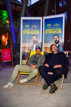 ABB HUEBNER_ Charly Huebner Schauspieler Lars Jessen Regisseur bei der NRW Kino Film Premiere Spaziergang nach Syrakus im Freilicht Kino Stadtwerke Sommerkino Landschaftspark am 20.AUGUST 2026 in Duisburg NRW Deutschland *** ABB HUEBNER Charly Huebner, actor; Lars Jessen, director, at the NRW Kino film premiere of *A Walk to Syracuse* at the Stadtwerke Summer Cinema in the Landschaftspark on August 20, 2026, in Duisburg, NRW, Germany