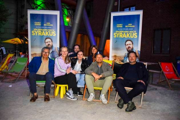 ABB HUEBNER_ Christoph Friedel Fee Buck Claudia Steffen Panorama Film Koeln Lars Jessen Regisseur Charly Huebner Schauspieler bei der NRW Kino Film Premiere Spaziergang nach Syrakus im Freilicht Kino Stadtwerke Sommerkino Landschaftspark am 20.AUGUST 2026 in Duisburg NRW Deutschland *** ABB HUEBNER Christoph Friedel Fee Buck Claudia Steffen Panorama Film Cologne Lars Jessen (director) Charly Huebner (actor) at the NRW Kino film premiere of *A Walk to Syracuse* at the Stadtwerke Summer Cinema in the Landschaftspark on August 20, 2026, in Duisburg, NRW, Germany