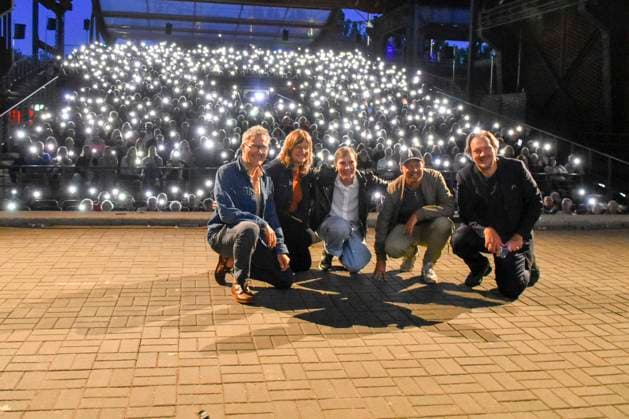 ABB HUEBNER_ Christoph Friedel Fee Buck Claudia Steffen Panorama Film Koeln Lars Jessen Regisseur Charly Huebner Schauspieler Handy Lichter der Besucher bei der NRW Kino Film Premiere Spaziergang nach Syrakus im Freilicht Kino Stadtwerke Sommerkino Landschaftspark am 20.AUGUST 2026 in Duisburg NRW Deutschland *** ABB HUEBNER Christoph Friedel Fee Buck Claudia Steffen Panorama Film Cologne Lars Jessen Director Charly Huebner Actor Cell phone lights of the audience at the NRW Kino film premiere of *A Walk to Syracuse* at the Stadtwerke Summer Cinema in the Landschaftspark on August 20, 2026, in Duisburg NRW, Germany