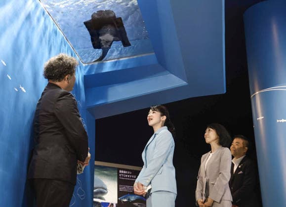Princess Aiko in Shiga Pref. Japanese Princess Aiko (2nd from L) is briefed about giant Lake Biwa catfish during a visit to Lake Biwa Museum in Kusatsu in Shiga Prefecture, western Japan, on Aug. 21, 2026. (Pool photo)  A14AA0005626385P