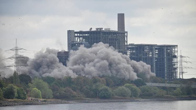 Sprengung Steag Kraftwerk ** NUR FÜR REDAKTIONELLE ZWECKE ** EDITORIAL USE ONLY **<p>Das Kesselhaus auf dem Gelände des alten Steag Kraftwerks wird gesprengt, am Freitag den 21. August 2026 in Voerde. Deutschland Nordrhein-Westfalen Voerde Copyright: Foto:xLarsxFröhlich *** Demolition of the Steag Power Plant ** FOR EDITORIAL USE ONLY ** EDITORIAL USE ONLY ** p The boiler house on the grounds of the old Steag power plant will be demolished on Friday, August 21, 2026, in Voerde, Germany, North Rhine-Westphalia, Voerde. Copyright photo: xLarsxFröhlich Copyright: Foto:xLarsxFröhlich doc8795u62zu1w1muoa7xuc ,EDITORIAL USE ONLY