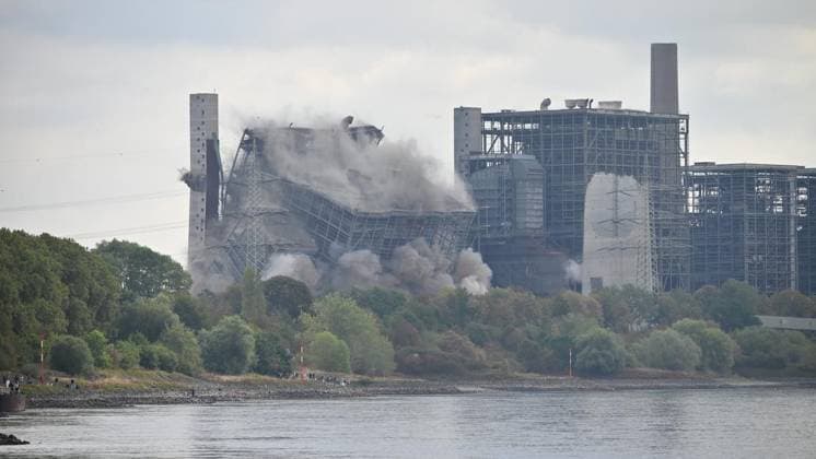 Sprengung Steag Kraftwerk ** NUR FÜR REDAKTIONELLE ZWECKE ** EDITORIAL USE ONLY **<p>Das Kesselhaus auf dem Gelände des alten Steag Kraftwerks wird gesprengt, am Freitag den 21. August 2026 in Voerde. Deutschland Nordrhein-Westfalen Voerde Copyright: Foto:xLarsxFröhlich *** Demolition of the Steag Power Plant ** FOR EDITORIAL USE ONLY ** EDITORIAL USE ONLY ** p The boiler house on the grounds of the old Steag power plant will be demolished on Friday, August 21, 2026, in Voerde, Germany, North Rhine-Westphalia, Voerde. Copyright photo: xLarsxFröhlich Copyright: Foto:xLarsxFröhlich doc8795yt65rxykmf9hf5z ,EDITORIAL USE ONLY
