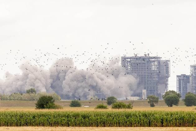 Voerde: Sprengung Kraftwerk Voerde ** NUR FÜR REDAKTIONELLE ZWECKE ** EDITORIAL USE ONLY **<p>Sprengung eines Kraftwerksgebäudes am Freitag, 21. August 2026 am stillgelegten Kraftwerk Voerde. Aus Blickrichtung Rheinberg-Eversael. Voerde Copyright: KarlxBanski *** Voerde: Demolition of the Voerde Power Plant ** FOR EDITORIAL USE ONLY ** EDITORIAL USE ONLY ** p Demolition of a power plant building on Friday, August 21, 2026, at the decommissioned Voerde Power Plant, viewed from the direction of Rheinberg-Eversael-Voerde. Copyright KarlxBanski Copyright: KarlxBanski doc8795vzc732s1dpzw7amr ,EDITORIAL USE ONLY