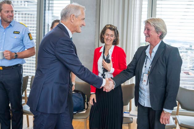 Statsministeren moter maritim naering om sikkerhet og beredskap Oslo 20260821. Statsminister Jonas Gahr Store (Ap) hilser pa PST-sjef Beate Gangas for et dialogmote med etater og organisasjoner i maritim naering om maritim sikkerhet og beredskap. Til stede er ogsa fiskeri- og havminister Marianne Sivertsen Naess, forsvarsminister Tore O. Sandvik og utenriksminister Espen Barth Eide. Foto: Heiko Junge NTB Oslo Norge BjW4fzzBhyQ EDITORIAL USE ONLY Ref:_BNC_POLBjW4fzzBhyQ.jpg *** Prime Minister Meets with Maritime Industry on Safety and Preparedness Oslo, August 21, 2026 Prime Minister Jonas Gahr Store (Ap) greets PST Director Beate Gangas ahead of a dialogue meeting with agencies and organizations in the maritime industry on maritim  Copyright: xHeikoxJungex xNTBx
