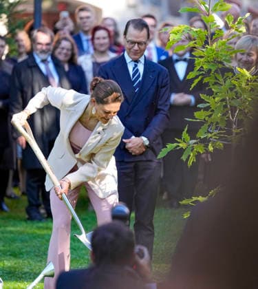 LKS 20260821 Sweden s Crown Princess Victoria and Prince Daniel planted a red oak during their visit to Vaasa, Finland on Friday, 21st August, 2026. With her visit, the Crown Princess Victoria honored the 250 years of the Court of Appeal of Vaasa. - HELENA HEIMONEN Vaasa Finland  Copyright: xHelenaxHeimonenx 2BMZ49bHpsc