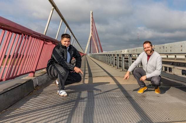 Hauptprüfung Niederrheinbrücke Wesel ** NUR FÜR REDAKTIONELLE ZWECKE ** EDITORIAL USE ONLY **<p>Im Zuge der Hauptprüfung der Niederrheinbrücke Wesel berichten Leonard Schulte-Hammerschmidt, links und Tobias Hucke von Straßen NRW am Freitag, den 22.08.2026 warum die Weseler Rheinbrücke für turnusgemäße Wartungsarbeiten gesperrt wird. Hier der Übergang vom Festland zur Brücke. Deutschland NRW Wesel Copyright: ErwinxPottgiesser *** Major Inspection of the Wesel Lower Rhine Bridge ** FOR EDITORIAL PURPOSES ONLY ** EDITORIAL USE ONLY ** p As part of the major inspection of the Wesel Lower Rhine Bridge, Leonard Schulte Hammerschmidt, on the left, and Tobias Hucke from Straßen NRW on Friday, August 22, 2026, explain why the Wesel Rhine Copyright: ErwinxPottgiesser doc8796ja2kdjtsftyjanb ,EDITORIAL USE ONLY