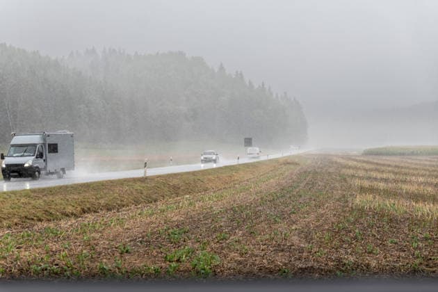 Oberschwaben Starkregen in Oberschwaben Oberschwaben, Baden-Württemberg, Deutschland. Heftiger Starkregen beeinträchtigt am 21.08.2026 den Straßenverkehr in Oberschwaben. Fahrzeuge fahren bei stark eingeschränkter Sicht über die regennasse Fahrbahn. Dichter Niederschlag und aufgewirbeltes Spritzwasser erschweren die Sicht. 21.08.2026. Wetter Verkehr. *** Upper Swabia Heavy Rain in Upper Swabia Upper Swabia, Baden-Württemberg, Germany Heavy rain disrupts traffic in Upper Swabia on August 21, 2026. Vehicles drive on rain-soaked roads with severely limited visibility. Heavy rainfall and spray from the road make visibility difficult. August 21, 2026 Weather Traffic Copyright: xEibner-Pressefotox EP_EER