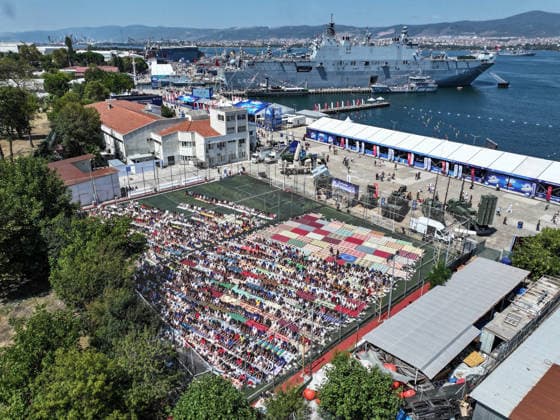TEKNOFEST Blue Homeland KOCAELI, TURKIYE - AUGUST 21: An aerial view shows people performing Friday prayers on a football pitch during TEKNOFEST Blue Homeland at the Golcuk Naval Shipyard Command in Kocaeli, Turkiye, on August 21, 2026. Organized under the main leadership of the Turkish National Defense Ministry and the Turkish Technology Team Foundation (T3 Foundation), with Anadolu as the Global Communication Partner, the event showcases Turkiye s maritime power, defense capabilities, and indigenous technologies. Gathering technology and defense industry enthusiasts around a maritime focus, the festival will welcome visitors through August 23. Cem Tekkesinoglu Anadolu Kocaeli Turkey. Editorial use only. Please get in touch for any other  Copyright: x2026xAnadoluxCemxTekkesinoglux