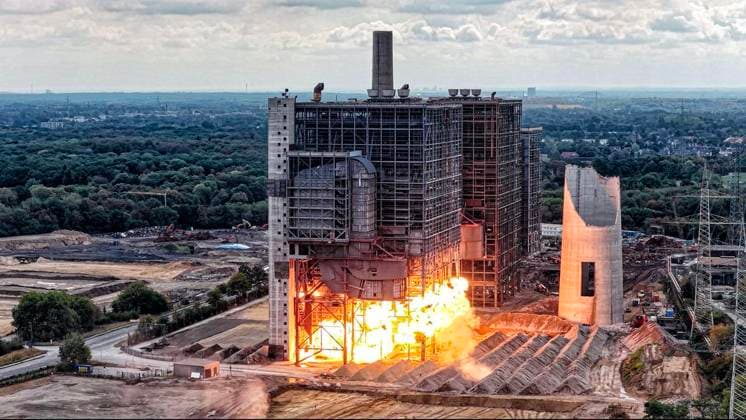Sprengung vom Kesselhaus B mit der NOx Anlage am ehemaligen Kraftwerk Voerde ** NUR FÜR REDAKTIONELLE ZWECKE ** EDITORIAL USE ONLY **<p>Sprengung vom Kesselhaus B am 21.8.2026 in Voerde. Das Kraftwerk wird komplett abgerissen und soll einem Gaskraftwerk weichen. Foto : Arnulf Stoffel Funke Foto Services < p> Buntes Deutschland NRW Voerde Copyright: ArnulfxStoffel *** Demolition of Boiler House B with the NOx system at the former Voerde power plant ** FOR EDITORIAL USE ONLY ** EDITORIAL USE ONLY ** p Demolition of Boiler House B on August 21, 2026, in Voerde. The power plant is being completely demolished to make way for a gas-fired power plant. Photo by Arnulf Stoffel, Funke Foto Services p Colorful Germany, North Rhine-Westphalia, Voer Copyright: ArnulfxStoffel doc87974ekv75c11kdzcaq3 ,EDITORIAL USE ONLY