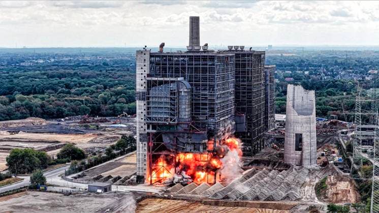 Sprengung vom Kesselhaus B mit der NOx Anlage am ehemaligen Kraftwerk Voerde ** NUR FÜR REDAKTIONELLE ZWECKE ** EDITORIAL USE ONLY **<p>Sprengung vom Kesselhaus B am 21.8.2026 in Voerde. Das Kraftwerk wird komplett abgerissen und soll einem Gaskraftwerk weichen. Foto : Arnulf Stoffel Funke Foto Services < p> Buntes Deutschland NRW Voerde Copyright: ArnulfxStoffel *** Demolition of Boiler House B with the NOx system at the former Voerde power plant ** FOR EDITORIAL USE ONLY ** EDITORIAL USE ONLY ** p Demolition of Boiler House B on August 21, 2026, in Voerde. The power plant is being completely demolished to make way for a gas-fired power plant. Photo by Arnulf Stoffel, Funke Foto Services p Colorful Germany, North Rhine-Westphalia, Voer Copyright: ArnulfxStoffel doc87974er66kjv1pcz10fl ,EDITORIAL USE ONLY