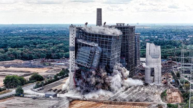 Sprengung vom Kesselhaus B mit der NOx Anlage am ehemaligen Kraftwerk Voerde ** NUR FÜR REDAKTIONELLE ZWECKE ** EDITORIAL USE ONLY **<p>Sprengung vom Kesselhaus B am 21.8.2026 in Voerde. Das Kraftwerk wird komplett abgerissen und soll einem Gaskraftwerk weichen. Foto : Arnulf Stoffel Funke Foto Services < p> Buntes Deutschland NRW Voerde Copyright: ArnulfxStoffel *** Demolition of Boiler House B with the NOx system at the former Voerde power plant ** FOR EDITORIAL USE ONLY ** EDITORIAL USE ONLY ** p Demolition of Boiler House B on August 21, 2026, in Voerde. The power plant is being completely demolished to make way for a gas-fired power plant. Photo by Arnulf Stoffel, Funke Foto Services p Colorful Germany, North Rhine-Westphalia, Voer Copyright: ArnulfxStoffel doc87974f0hx0g1750h4f74 ,EDITORIAL USE ONLY