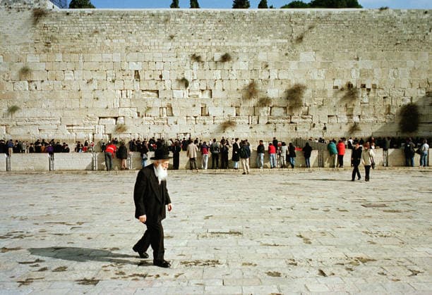 ISRAEL , Jerusalem : die Klagemauer mit betenden Juden , Januar 1999 ISRAEL : The Wailing Wall Western Wall in Jerusalem with prying jews , January 1999 *** ISRAEL, Jerusalem: The Wailing Wall with Jews praying, January 1999 ISRAEL: The Wailing Wall (Western Wall) in Jerusalem with Jews praying, January 1999