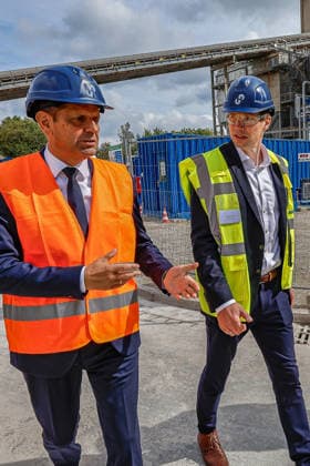 Inbetriebnahme der innovativen Testanlage zur COâ‚‚-Abscheidung im Zementwerk Höver Rundgang im Holcim Zenmentwerk Höver: Olaf Lies (SPD), Niedersächsischer Ministerpräsident; Stephan Hinrichs, CEO Holcim Deutschland. Sehnde-Höver Höver, Holcim Zementwerk Niedersachsen, Region Hannover Germany *** Commissioning of the innovative CO2 capture test facility at the Höver cement plant; tour of the Holcim cement plant in Höver; Olaf Lies (SPD), Minister President of Lower Saxony; Stephan Hinrichs, CEO of Holcim Germany; Sehnde; Höver; Holcim cement plant in Lower Saxony; Hanover region; Germany