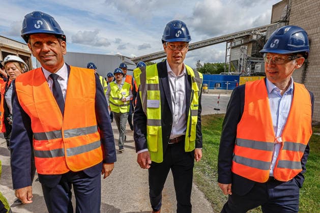 Inbetriebnahme der innovativen Testanlage zur COâ‚‚-Abscheidung im Zementwerk Höver Rundgang im Holcim Zenmentwerk Höver: Olaf Lies (SPD), Niedersächsischer Ministerpräsident; Stephan Hinrichs, CEO Holcim Deutschland; (rechts) Prof. Oliver Zielinsky, Wissenschaftlicher Geschäftsführer, Helmholtz-Zentrum Hereon Sehnde-Höver Höver, Holcim Zementwerk Niedersachsen, Region Hannover Germany *** Commissioning of the innovative CO2 capture test facility at the Höver cement plant. Tour of the Holcim cement plant in Höver. Olaf Lies (SPD), Minister President of Lower Saxony; Stephan Hinrichs, CEO of Holcim Germany; on the right, Prof. Oliver Zielinsky, Scientific Director, Helmholtz Zentrum Hereon Sehnde Höver Höver, Holcim Cement Plant in L