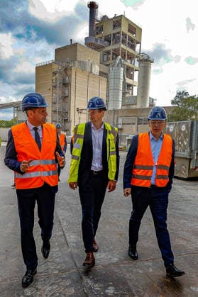 Inbetriebnahme der innovativen Testanlage zur COâ‚‚-Abscheidung im Zementwerk Höver Rundgang im Holcim Zenmentwerk Höver: Olaf Lies (SPD), Niedersächsischer Ministerpräsident; Stephan Hinrichs, CEO Holcim Deutschland.(rechts) Prof. Oliver Zielinsky, Wissenschaftlicher Geschäftsführer, Helmholtz-Zentrum Hereon Sehnde-Höver Höver, Holcim Zementwerk Niedersachsen, Region Hannover Germany *** Commissioning of the innovative CO2 capture test facility at the Höver cement plant. Tour of the Holcim cement plant in Höver. Olaf Lies (SPD), Minister President of Lower Saxony; Stephan Hinrichs, CEO of Holcim Germany; on the right, Prof. Oliver Zielinsky, Scientific Director, Helmholtz Zentrum Hereon Sehnde Höver Höver, Holcim Cement Plant in Lo
