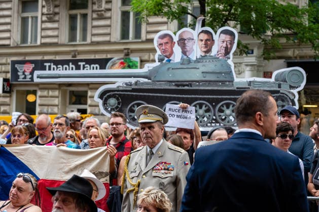 58th anniversary of the Soviet and Warsaw Pact invasion of Czechoslovakia in Prague, Czech Republic - 21 Aug 2026 People seen holding a replica of a tank with photos of Prime minister Andrej Babis and other politicians protesting against proposed changes to public law radio and television during a ceremony in front of the Czech Radio building. Czechs and Slovaks commemorate the 58th anniversary of the Soviet and Warsaw Pact invasion of Czechoslovakia which started on 21st August 1968. The Soviet army occupied Czechoslovakia until 1990. Prague Czech Republic Copyright: xTomasxTkacikx xSOPAxImagesx 20260821-pieta-rozhlas-1968-013