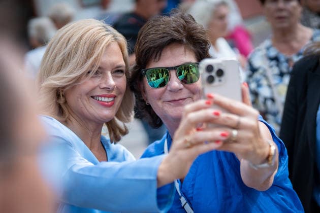 Bundestagspräsidentin Julia Klöckner in der Innenstadt von Wismar;Wahlkampf in Wismar zur bevorstehenden Landtagswahl 2026 mit dem CDU-Spitzenkandidaten und der Bundestagspräsidentin, Wismar Mecklenburg-Vorpommern Deutschland Innenstadt, Altstadt *** Bundestag President Julia Klöckner in downtown Wismar; campaign event in Wismar ahead of the upcoming 2026 state election featuring the CDU s top candidate and the Bundestag President; Wismar, Mecklenburg-Western Pomerania, Germany; downtown, Old Town