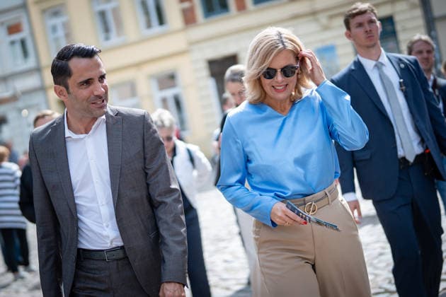 CDU-Spitzenkandidat Daniel Peters mit der Bundestagspräsidentin Julia Klöckner in der Innenstadt von Wismar;Wahlkampf in Wismar zur bevorstehenden Landtagswahl 2026 mit dem CDU-Spitzenkandidaten und der Bundestagspräsidentin, Wismar Mecklenburg-Vorpommern Deutschland Innenstadt, Altstadt *** CDU lead candidate Daniel Peters with Bundestag President Julia Klöckner in downtown Wismar; campaigning in Wismar for the upcoming 2026 state election with the CDU lead candidate and the Bundestag President; Wismar, Mecklenburg-Western Pomerania, Germany; downtown, Old Town