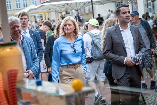 CDU-Spitzenkandidat Daniel Peters mit der Bundestagspräsidentin Julia Klöckner in der Innenstadt von Wismar;Wahlkampf in Wismar zur bevorstehenden Landtagswahl 2026 mit dem CDU-Spitzenkandidaten und der Bundestagspräsidentin, Wismar Mecklenburg-Vorpommern Deutschland Innenstadt, Altstadt *** CDU lead candidate Daniel Peters with Bundestag President Julia Klöckner in downtown Wismar; campaigning in Wismar for the upcoming 2026 state election with the CDU lead candidate and the Bundestag President; Wismar, Mecklenburg-Western Pomerania, Germany; downtown, Old Town