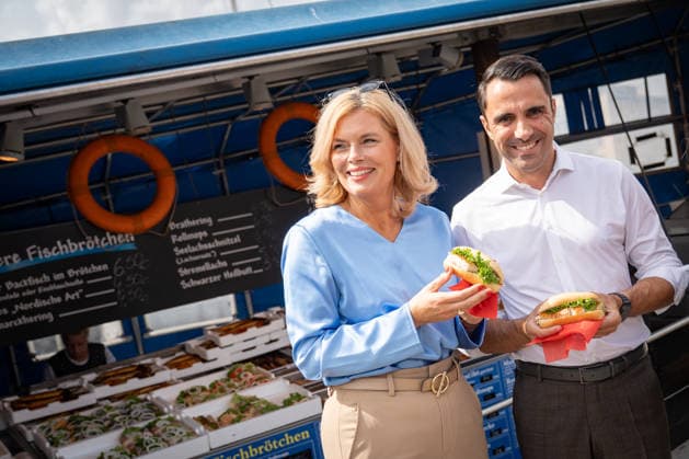 CDU-Spitzenkandidat Daniel Peters mit der Bundestagspräsidentin Julia Klöckner in der Innenstadt von Wismar, gemeinsames Fischbrötchen am Hafen zum Abschluss des Stadtrundgangs;Wahlkampf in Wismar zur bevorstehenden Landtagswahl 2026 mit dem CDU-Spitzenkandidaten und der Bundestagspräsidentin, Wismar Mecklenburg-Vorpommern Deutschland Innenstadt, Altstadt *** CDU lead candidate Daniel Peters with Bundestag President Julia Klöckner in downtown Wismar, sharing a fish sandwich at the harbor to conclude the city tour; campaign event in Wismar for the upcoming 2026 state election with the CDU lead candidate and the Bundestag President, Wismar, Mecklenburg-Western Pomerania, Germany; downtown, old town
