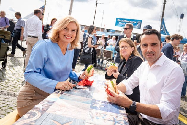 CDU-Spitzenkandidat Daniel Peters mit der Bundestagspräsidentin Julia Klöckner in der Innenstadt von Wismar, gemeinsames Fischbrötchen am Hafen zum Abschluss des Stadtrundgangs, mit Katy Hoffmeister., Generalsekretärin CDU MV;Wahlkampf in Wismar zur bevorstehenden Landtagswahl 2026 mit dem CDU-Spitzenkandidaten und der Bundestagspräsidentin, Wismar Mecklenburg-Vorpommern Deutschland Innenstadt, Altstadt *** CDU lead candidate Daniel Peters with Bundestag President Julia Klöckner in downtown Wismar; sharing a fish sandwich at the harbor to conclude the city tour, with Katy Hoffmeister, Secretary General of the CDU in Mecklenburg-Western Pomerania, campaigning in Wismar for the upcoming 2026 state election with the CDU’s top candidate an