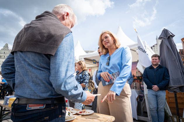Bundestagspräsidentin Julia Klöckner in der Innenstadt von Wismar;Wahlkampf in Wismar zur bevorstehenden Landtagswahl 2026 mit dem CDU-Spitzenkandidaten und der Bundestagspräsidentin, Wismar Mecklenburg-Vorpommern Deutschland Innenstadt, Altstadt *** Bundestag President Julia Klöckner in downtown Wismar: Campaign event in Wismar ahead of the upcoming 2026 state election with the CDU s lead candidate and the Bundestag President; Wismar, Mecklenburg-Western Pomerania, Germany; downtown, Old Town
