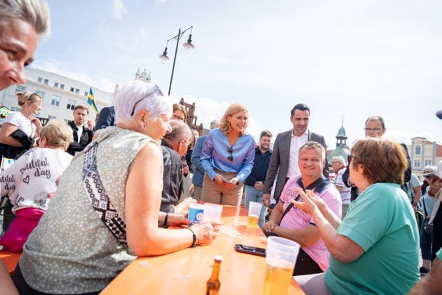 CDU-Spitzenkandidat Daniel Peters mit der Bundestagspräsidentin Julia Klöckner in der Innenstadt von Wismar, Besuch auf dem 25. Schwedenfest;Wahlkampf in Wismar zur bevorstehenden Landtagswahl 2026 mit dem CDU-Spitzenkandidaten und der Bundestagspräsidentin, Wismar Mecklenburg-Vorpommern Deutschland Innenstadt, Altstadt *** CDU lead candidate Daniel Peters with Bundestag President Julia Klöckner in downtown Wismar; visit to the 25th Swedish Festival; campaign in Wismar for the upcoming 2026 state election with the CDU lead candidate and the Bundestag President, Wismar, Mecklenburg-Western Pomerania, Germany; downtown, Old Town