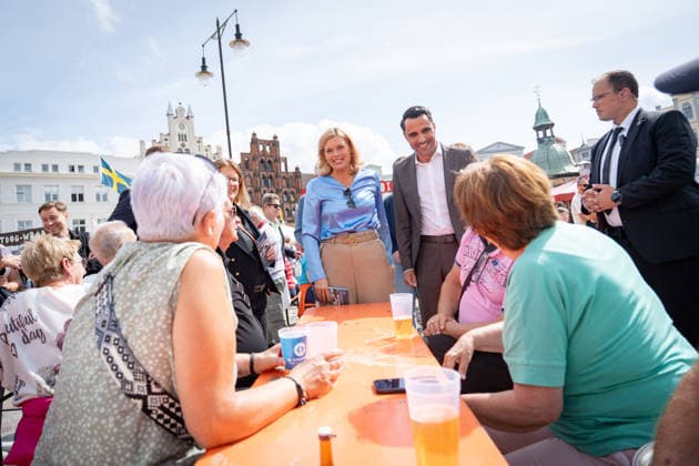 CDU-Spitzenkandidat Daniel Peters mit der Bundestagspräsidentin Julia Klöckner in der Innenstadt von Wismar, Besuch auf dem 25. Schwedenfest;Wahlkampf in Wismar zur bevorstehenden Landtagswahl 2026 mit dem CDU-Spitzenkandidaten und der Bundestagspräsidentin, Wismar Mecklenburg-Vorpommern Deutschland Innenstadt, Altstadt *** CDU lead candidate Daniel Peters with Bundestag President Julia Klöckner in downtown Wismar; visit to the 25th Swedish Festival; campaign event in Wismar ahead of the upcoming 2026 state election featuring the CDU lead candidate and the Bundestag President, Wismar, Mecklenburg-Western Pomerania, Germany; downtown, Old Town