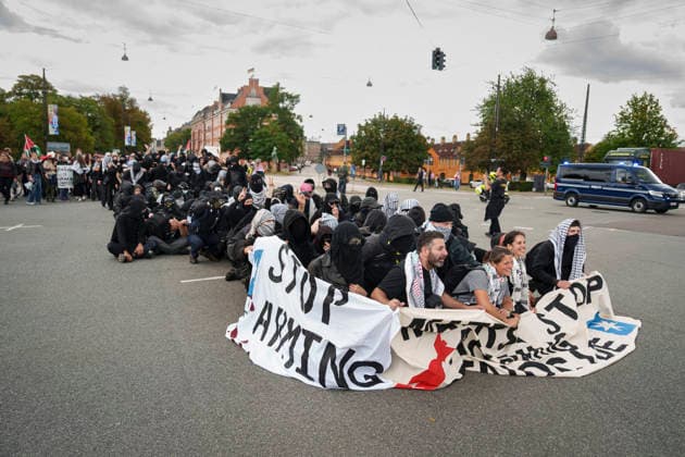Denmark Demonstration A Demonstration near shipping company A.P. Moeller - Maersk in Copenhagen, Denmark, Friday, August 21, 2026. The demonstrators are carrying a banner demanding Maersk stop arming genocide . (Photo: Liselotte Sabroe Ritzau Scanpix) , Copenhagen Denmark *** Denmark Demonstration: A demonstration near the shipping company A.P. Møller-Maersk in Copenhagen, Denmark, on Friday, August 21, 2026. The demonstrators are carrying a banner demanding that Maersk stop arming genocide. Photo: Liselotte Sabroe, Ritzau Scanpix, Copenhagen, Denmark  Copyright: Ritzau Scanpix LiselottexSabroex spdk20260821-162113-L