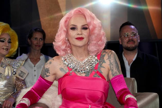 ABB TALKSHOW- Belle la Donna Hamburger Burlesque Kuenstlerin, Saengerin, Tarnzerin zu Gast in der NDR Talkshow unter dem Motto 400 Jahre Reeperbahn Spezial aus dem NDR 3 Studio am Freitag 21.AUGUST 2027 in Hamburg Aufzeichnung vom 01.07.2026 Hamburg Deutschland *** ABB TALK SHOW Belle la Donna, Hamburg-based burlesque artist and singer, dancer as a guest on the NDR talk show themed 400 Years of the Reeperbahn Special from the NDR 3 studio on Friday, August 21, 2027, in Hamburg; recorded on July 1, 2026, in Hamburg, Germany