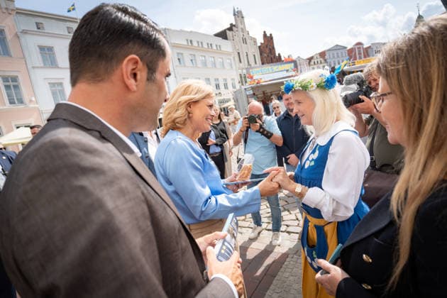 CDU-Spitzenkandidat Daniel Peters mit der Bundestagspräsidentin Julia Klöckner in der Innenstadt von Wismar, Besuch auf dem 25. , Klöckner bekommt schwedisches Gebäck geschenkt;Wahlkampf in Wismar zur bevorstehenden Landtagswahl 2026 mit dem CDU-Spitzenkandidaten und der Bundestagspräsidentin, Wismar Mecklenburg-Vorpommern Deutschland Innenstadt, Altstadt *** CDU lead candidate Daniel Peters with Bundestag President Julia Klöckner in downtown Wismar; visit to the 25th; Klöckner is given Swedish pastries as a gift; campaign event in Wismar for the upcoming 2026 state election with the CDU lead candidate and the Bundestag President, Wismar, Mecklenburg-Western Pomerania, Germany; downtown, Old Town