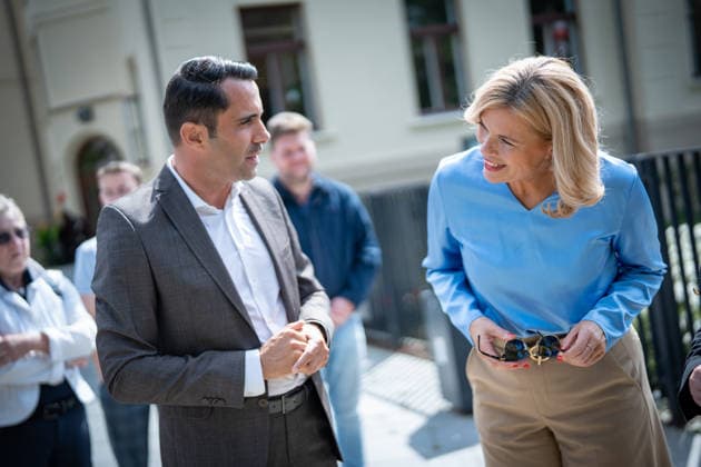 CDU-Spitzenkandidat Daniel Peters mit der Bundestagspräsidentin Julia Klöckner in der Innenstadt von Wismar;Wahlkampf in Wismar zur bevorstehenden Landtagswahl 2026 mit dem CDU-Spitzenkandidaten und der Bundestagspräsidentin, Wismar Mecklenburg-Vorpommern Deutschland Innenstadt, Altstadt *** CDU lead candidate Daniel Peters with Bundestag President Julia Klöckner in downtown Wismar; campaigning in Wismar for the upcoming 2026 state election with the CDU lead candidate and the Bundestag President; Wismar, Mecklenburg-Western Pomerania, Germany; downtown, Old Town