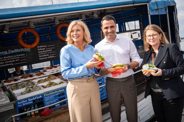 CDU-Spitzenkandidat Daniel Peters mit der Bundestagspräsidentin Julia Klöckner in der Innenstadt von Wismar, gemeinsames Fischbrötchen am Hafen zum Abschluss des Stadtrundgangs, mit Katy Hoffmeister., Generalsekretärin CDU MV;Wahlkampf in Wismar zur bevorstehenden Landtagswahl 2026 mit dem CDU-Spitzenkandidaten und der Bundestagspräsidentin, Wismar Mecklenburg-Vorpommern Deutschland Innenstadt, Altstadt *** CDU lead candidate Daniel Peters with Bundestag President Julia Klöckner in downtown Wismar; they shared a fish sandwich at the harbor to conclude the city tour, with Katy Hoffmeister, Secretary General of the CDU in Mecklenburg-Western Pomerania, campaigning in Wismar for the upcoming 2026 state election with the CDU’s lead candida