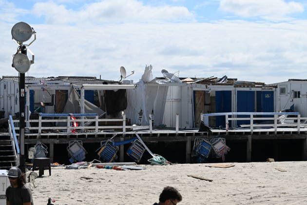 Tornado damage at Atlantic Beach in Long Island, New York NEW YORK, UNITED STATES - AUGUST 21: Emergency personnel and cleanup crews work amidst debris at the Sun and Surf Beach Club in Atlantic Beach, Long Island, New York, United States on August 21, 2026, following a rare tornado touchdown. The storm made landfall at approximately 7:11 p.m. on Thursday evening as a waterspout before moving ashore, destroying roughly 50 cabanas and tearing off roofs across the facility while nearly 100 people were present. Nassau County declared a state of emergency overnight as search teams swept the property, reporting only one minor injury, while the National Weather Service officially confirmed the tornadic event on Friday morning Kyle Mazza Anadolu  Copyright: x2026xAnadoluxKylexMazzax