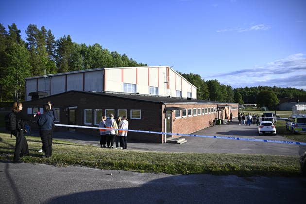 FAGERSTA, SVERIGE 20260821 Kriscenter upprättat i Risbrohallen där anhöriga och elever samlas efter att flera personer skadats av en man med ett svärd pa Brinellskolan i Fagersta pa fredagen. FAGERSTA SVERIGE x10080x *** FAGERSTA, SWEDEN 20260821 A crisis center has been set up at Risbrohallen, where family members and students are gathering after several people were injured by a man wielding a sword at Brinell School in Fagersta on Friday. FAGERSTA, SWEDEN x10080x  Copyright: xFredrikxSandberg TTx POLISINSATS SKOLA FAGERSTA sQrM9mi_DM8