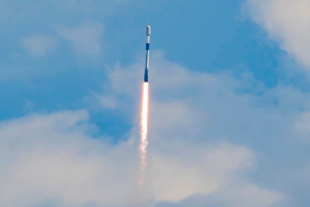 August 21, 2026, Cape Canaveral, Florida, USA: A SpaceX Falcon 9 rocket carrying 29 Starlink satellites, lifts off from Space Launch Complex-40 at Cape Canaveral Space Force Station, Florida, at 11:14 a.m. EDT on Aug. 21, 2026. Cape Canaveral USA - ZUMAb268 20260821_znp_b268_004 Copyright: xJenniferxBriggsx
