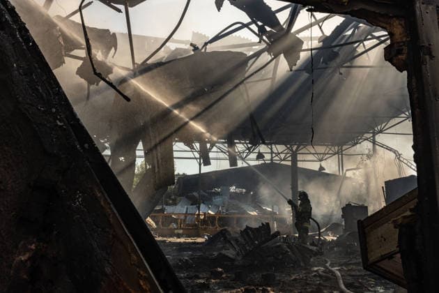 Aftermath of Russian drone attack in Kramatorsk, Ukraine KRAMATORSK, UKRAINE - AUGUST 21: A firefighter works at a fire at a warehouse following a Russian drone strike in Kramatorsk, Ukraine, on August 21, 2026. Francisco Richart Anadolu Donetsk Oblast Ukraine. Editorial use only. Please get in touch for any other usage.  Copyright: x2026xAnadoluxFranciscoxRichartx