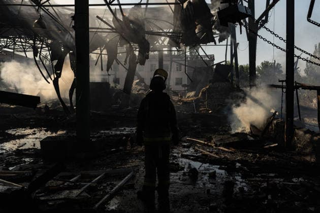 Aftermath of Russian drone attack in Kramatorsk, Ukraine KRAMATORSK, UKRAINE - AUGUST 21: A firefighter works at a fire at a warehouse following a Russian drone strike in Kramatorsk, Ukraine, on August 21, 2026. Francisco Richart Anadolu Donetsk Oblast Ukraine. Editorial use only. Please get in touch for any other usage.  Copyright: x2026xAnadoluxFranciscoxRichartx