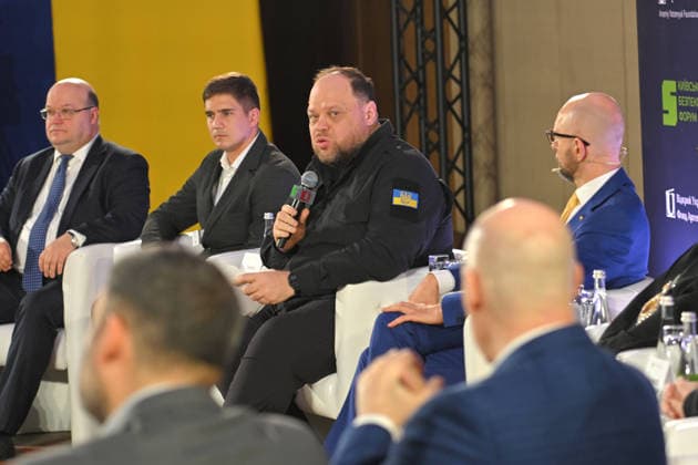 Ukrainian diplomat, former Ambassador of Ukraine to the United States Valerii Chalyi, Ukrainian war veteran, National Guard (Azov) defender of Mariupol and former prisoner of war Serhii Yarovyi, Speaker of the Ukrainian Parliament Ruslan Stefanchuk and Kyiv Security Forum chairman and former Ukrainian Prime Minister Arseniy Yatsenyuk (L to R) participate in the 35 Years of Restored Independence: Unity Around the Flag National Roundtable, organised by the Kyiv Security Forum, ahead of Ukraine’s 35th Independence Day, Kyiv, Ukraine, August 21, 2026. (Photo by Yevhen Kotenko Ukrinform) National roundtable marking 35 years of Ukraine’s independence  Copyright: xYevhenxKotenkox