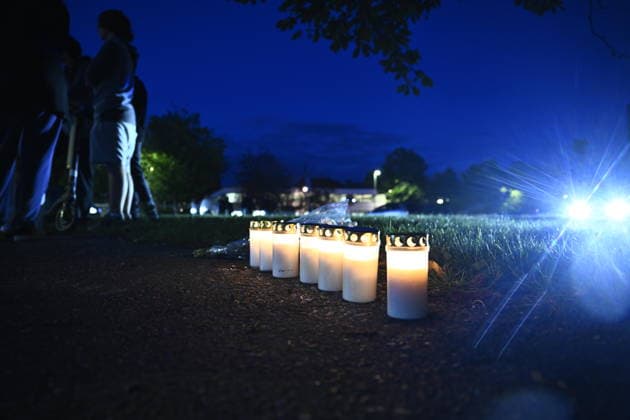 FAGERSTA, SVERIGE 20260821 Fagerstabor lämnar blommor och ljus utanför Brinellskolan där en person dödats och flera andra skadats av en man med svärd tidigare under dagen. FAGERSTA SVERIGE x10080x *** FAGERSTA, SWEDEN 20260821 Residents of Fagersta leave flowers and candles outside Brinell School, where one person was killed and several others were injured by a man wielding a sword earlier that day FAGERSTA SWEDEN x10080x  Copyright: xFredrikxSandberg TTx SKOLATTACK FAGERSTA t9_nuIreVng
